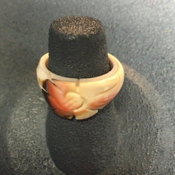 Carved Flower Ring Sz 6 Acrylic Earth Tones Cream Brown Black Retro BoHo Hippie - Picture 2 of 6